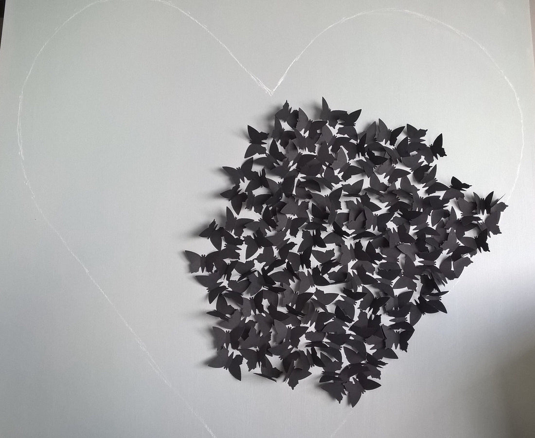 Vlinders plakken op een schilderij....