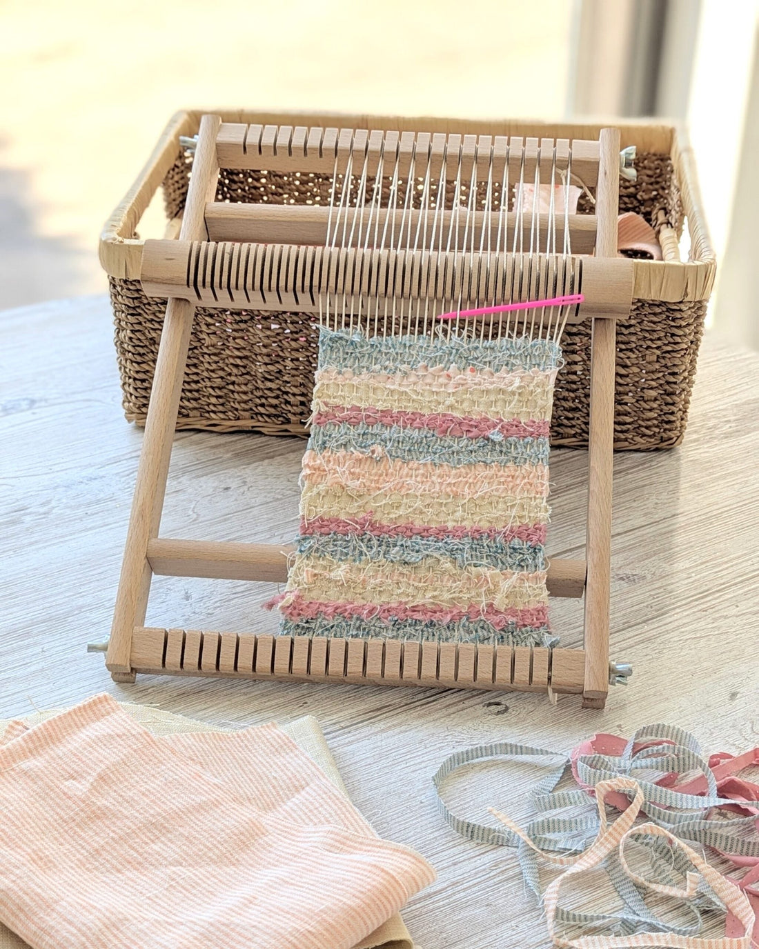 Weven met strookjes stof, zo maak je een mini vloerkleedje voor je poppenhuis