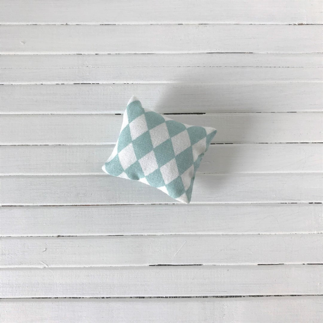 Kussentje met oudgroene wiebertjes