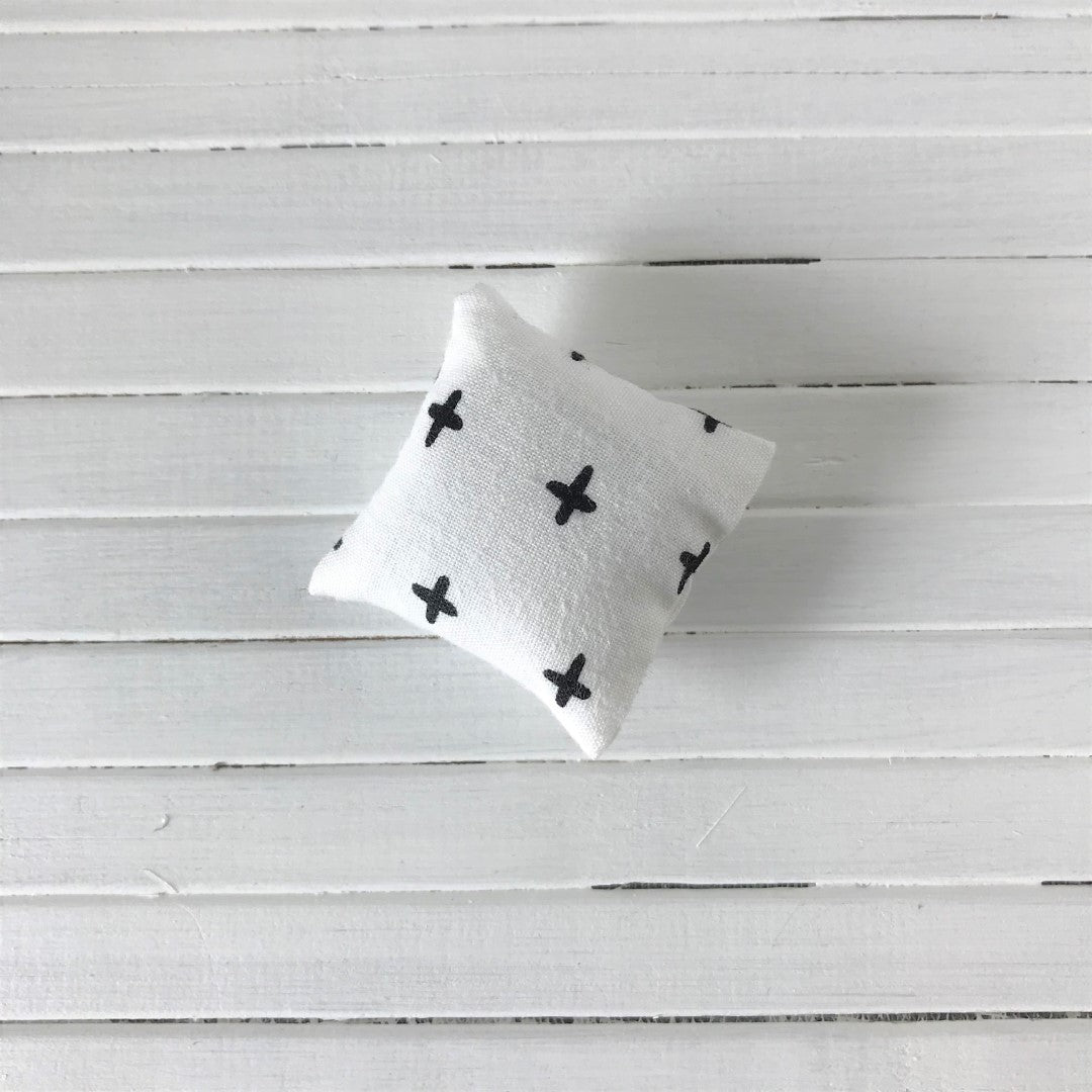 Kussentje met zwarte plusjes/kruisjes