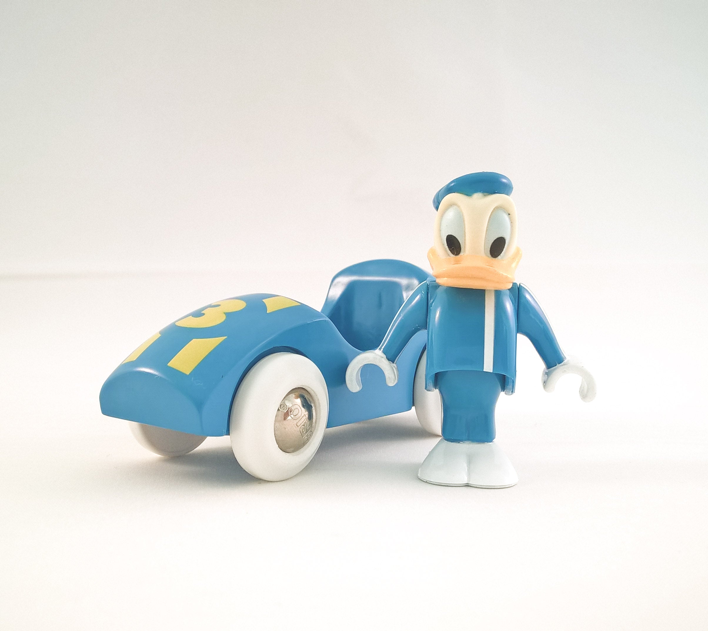 Donald Duck met race auto