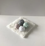 Schapenvacht en vloerkleed voor het poppenhuis wit