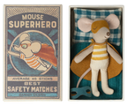 Maileg Super held kleine broer muis in luciferdoosje
