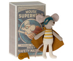 Maileg Super held kleine broer muis in luciferdoosje