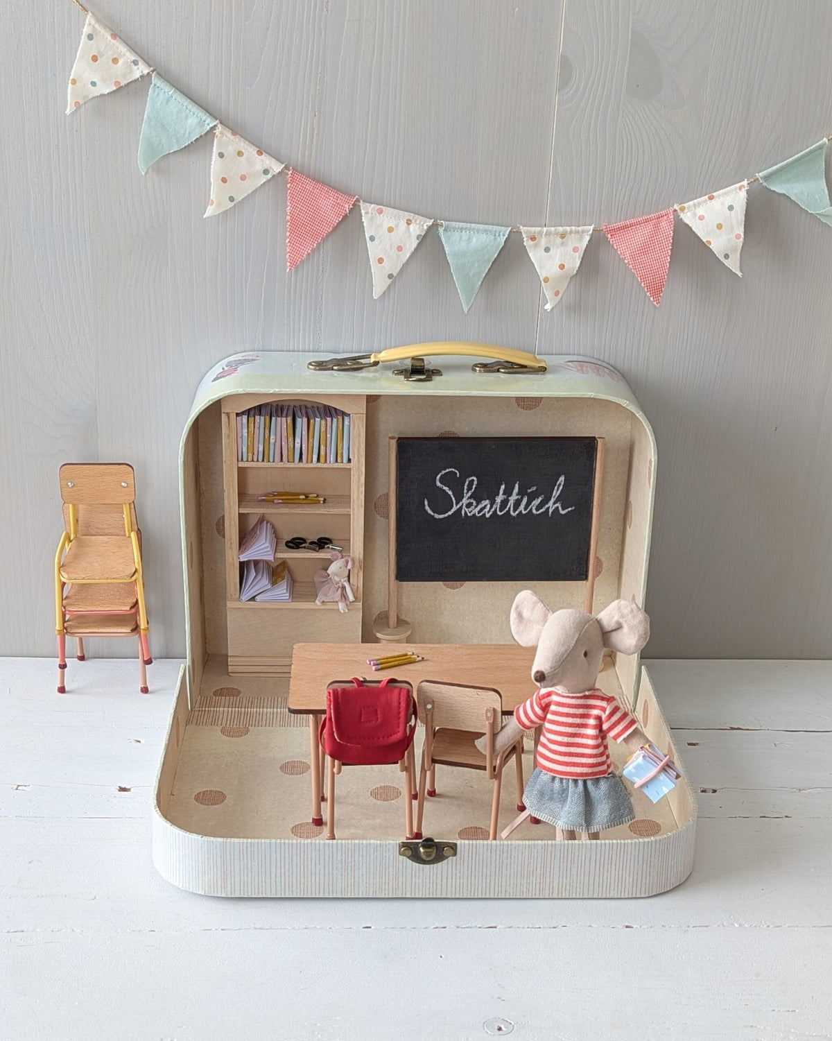 Miniatuur 'schooltijd' set schriften, potloden, schaar handgemaakt