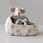 Maileg baby muis in draagzak blauw