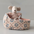 Maileg baby muis in draagzak roze