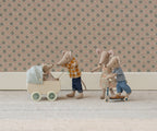 Maileg_kinderwagen_met_baby_samen