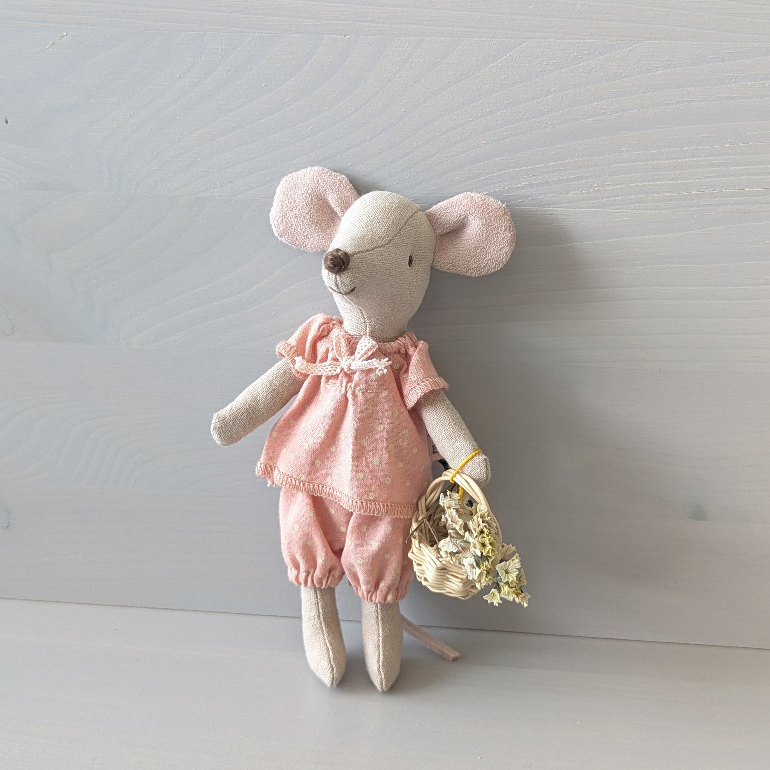 Maileg_muisje_met_mandje_met_bloemen