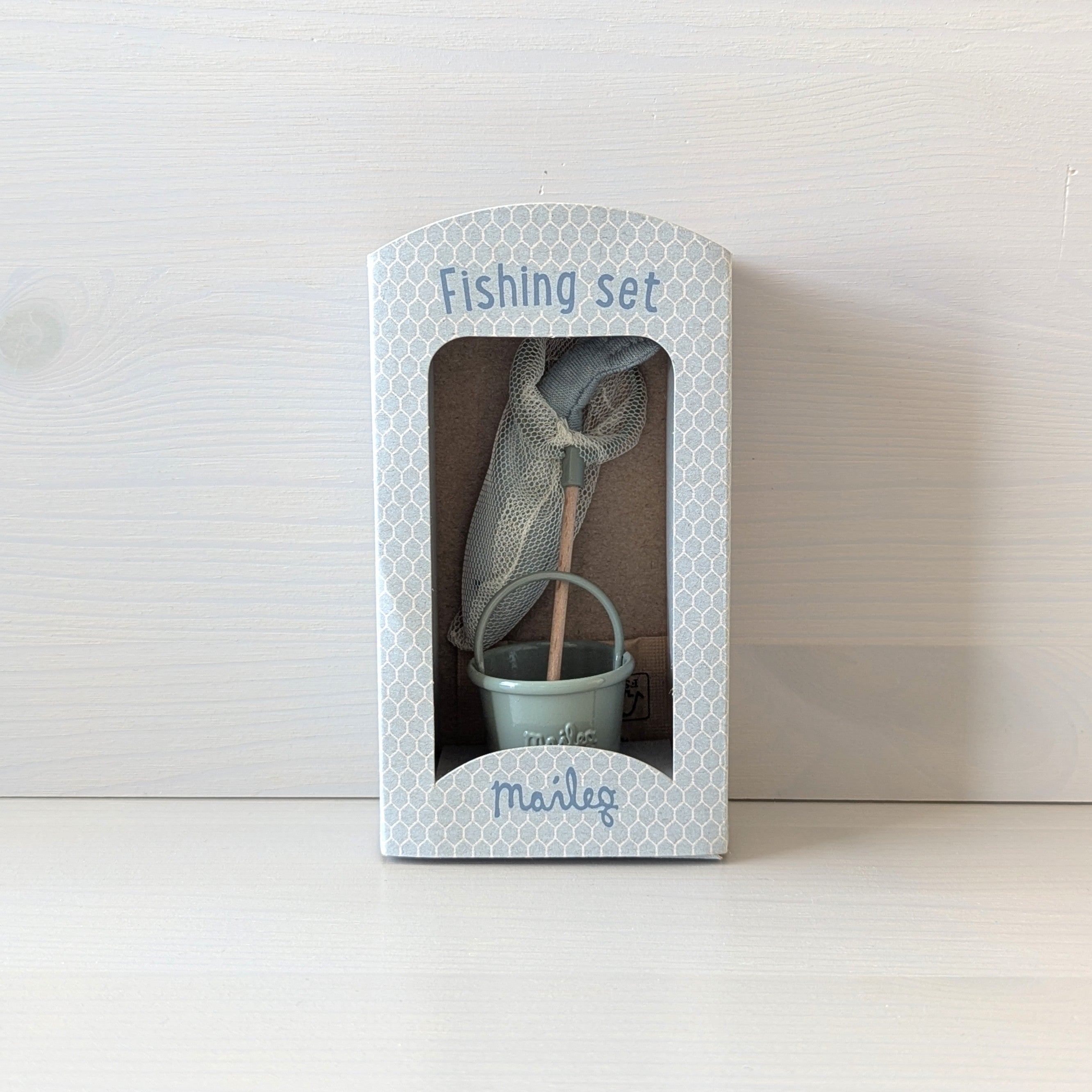 Maileg verpakking visset vis en netje en emmer voor poppenhuis