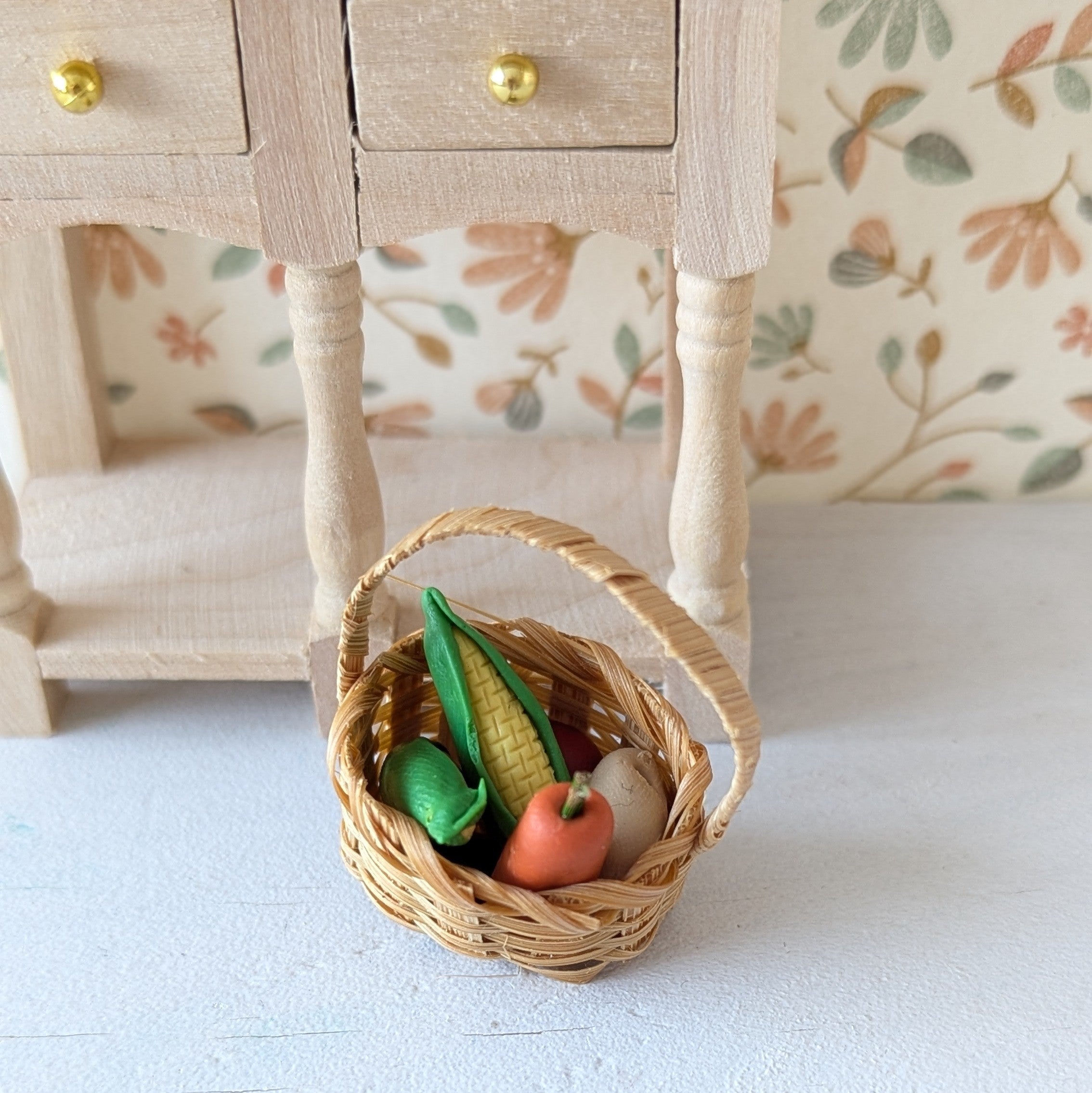 Miniatuur mand met groente