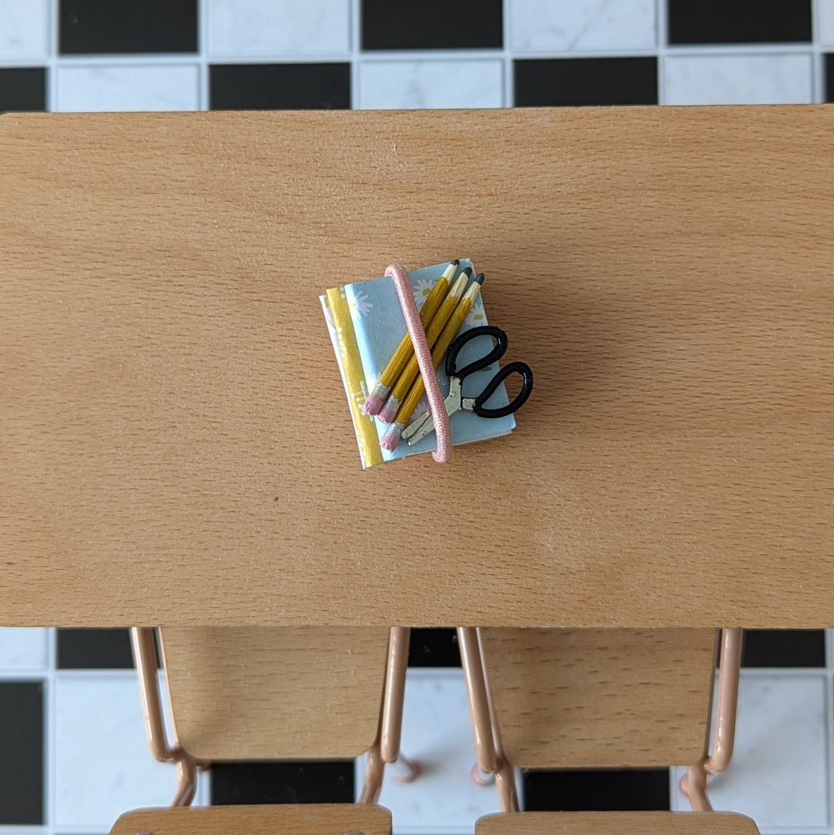 Miniatuur 'schooltijd' set schriften, potloden, schaar handgemaakt