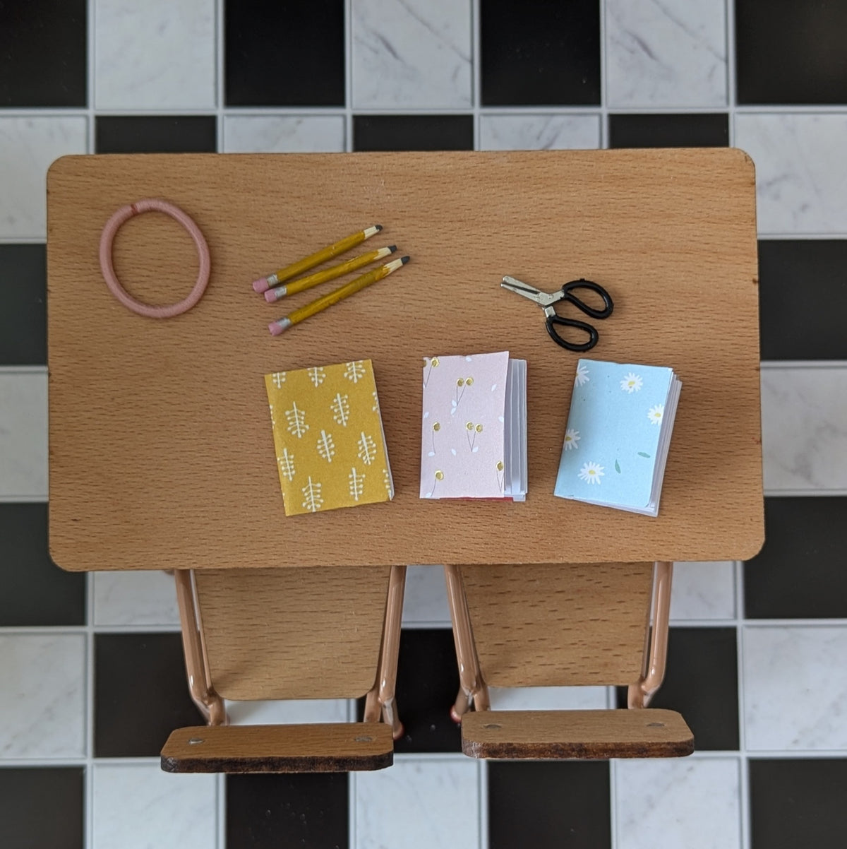 Miniatuur 'schooltijd' set schriften, potloden, schaar handgemaakt