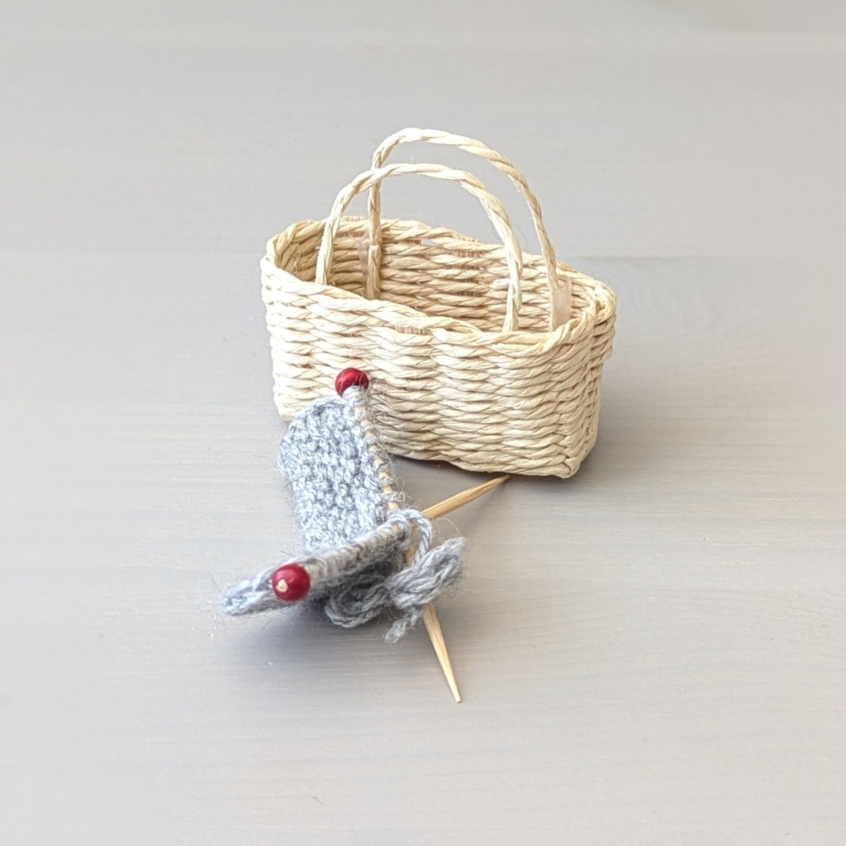Miniatuur_breiwerkje_met_rotan_mand