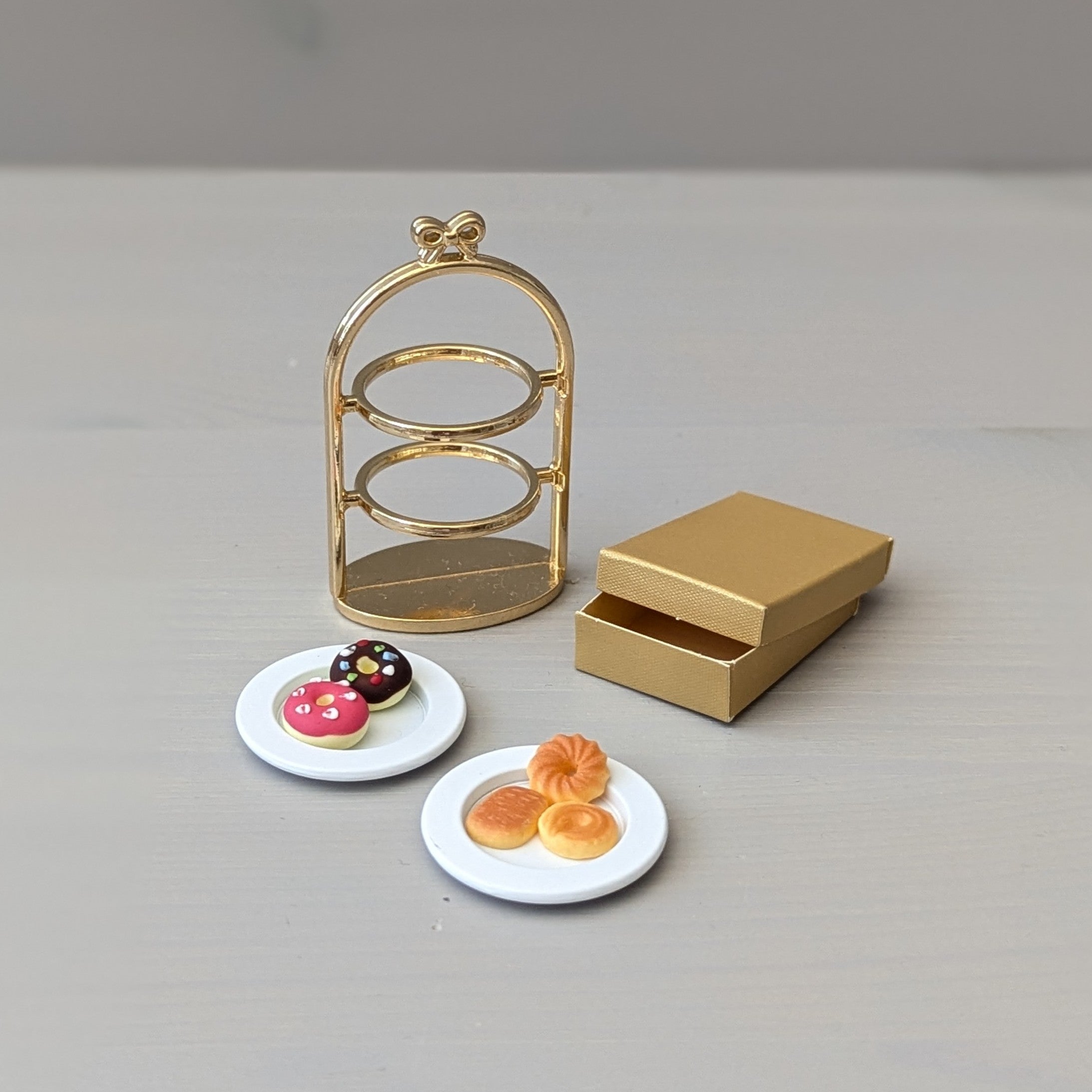Miniatuur_etagere_goud_metaal_met_donuts_en_koekjes
