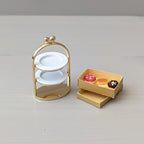 Miniatuur_etagere_goud_metaal_met_donuts_en_koekjes_1