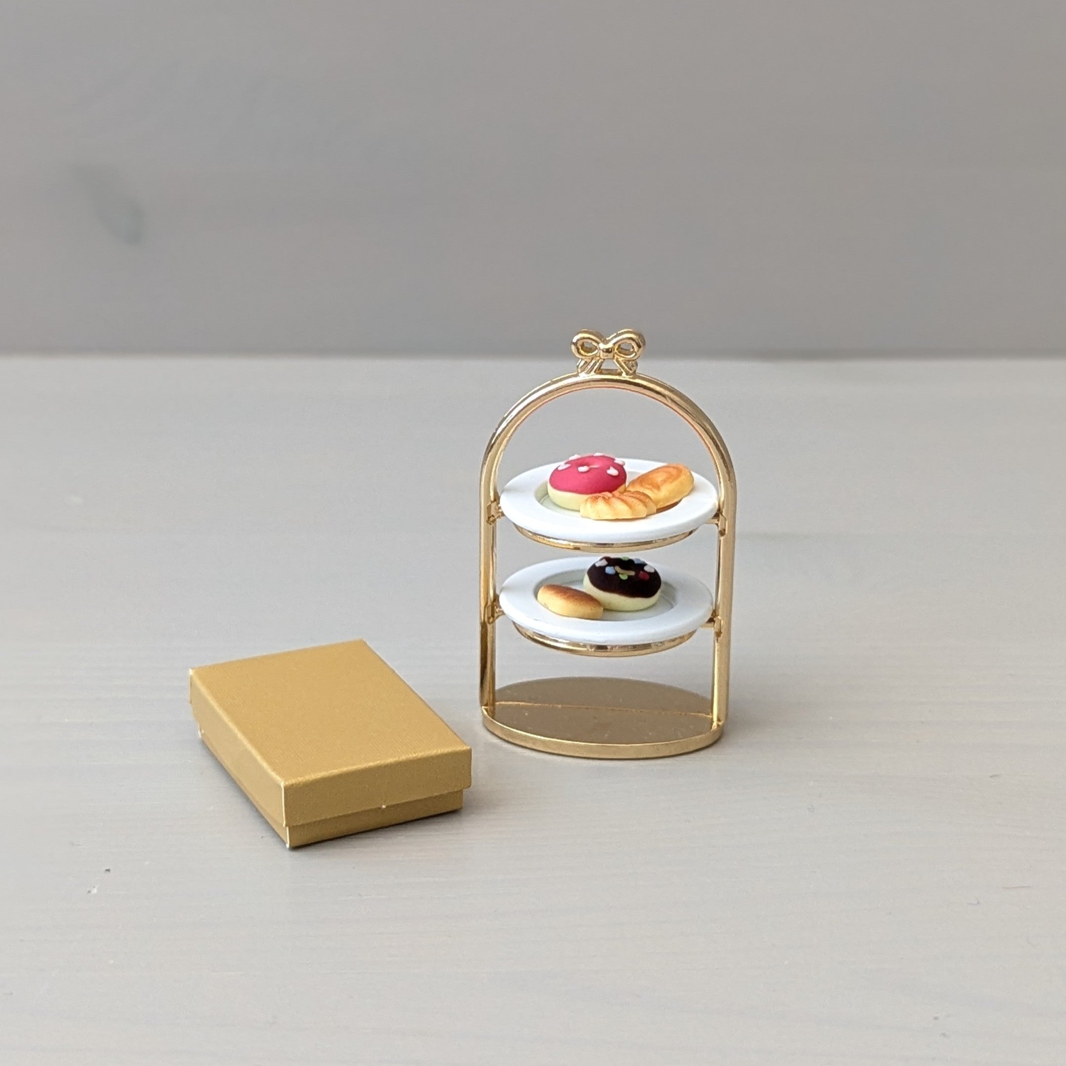 Miniatuur_etagere_goud_metaal_met_donuts_en_koekjes_3