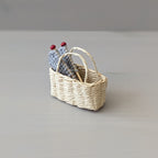 Miniatuur_mand_met_breiwerkje