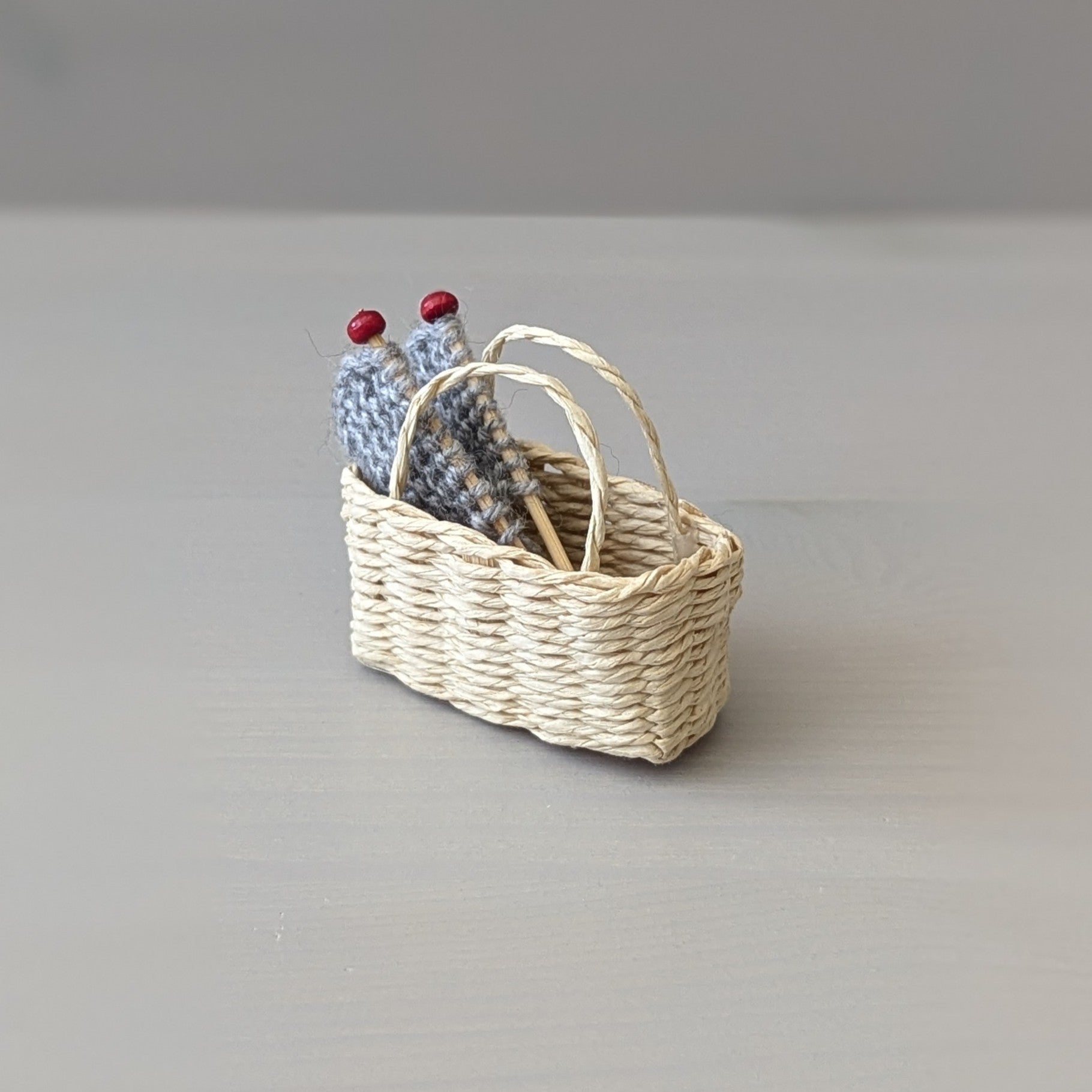 Miniatuur_mand_met_breiwerkje