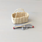 Miniatuur_mand_met_breiwerkje_en_wol