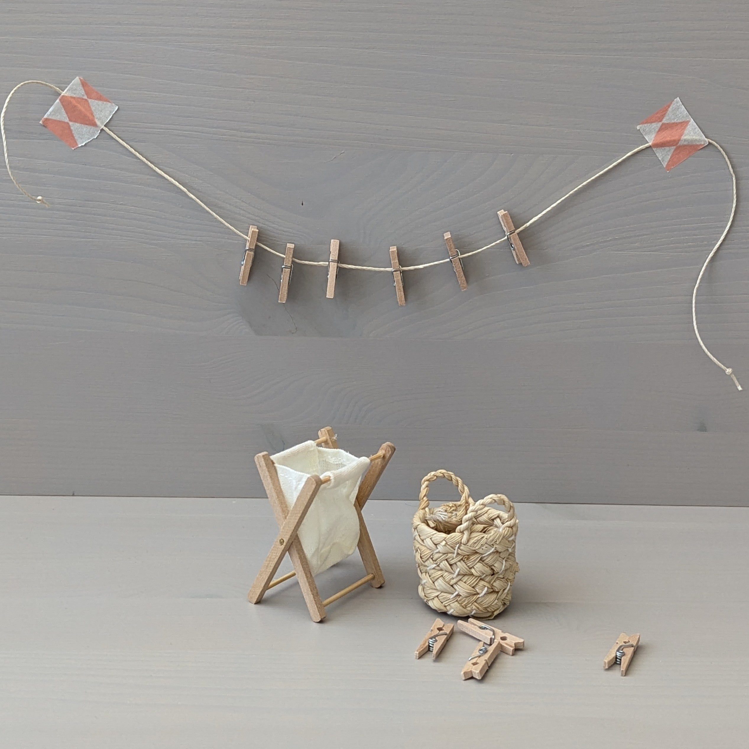 Miniatuur_wassetje_met_knijpers_wasmand_en_waslijn