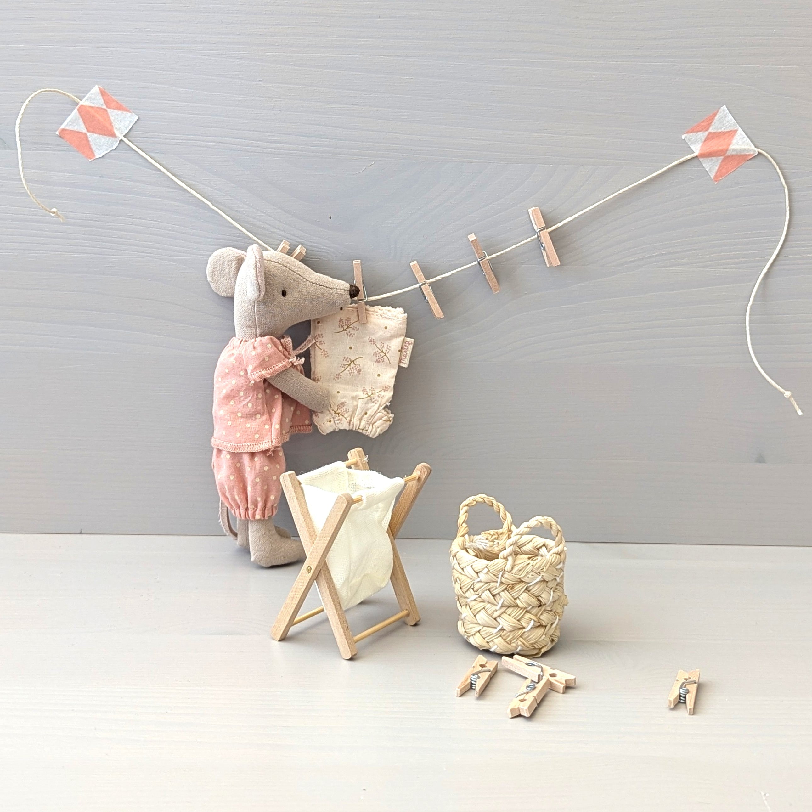 Miniatuur_wassetje_met_knijpers_wasmand_en_waslijn_1