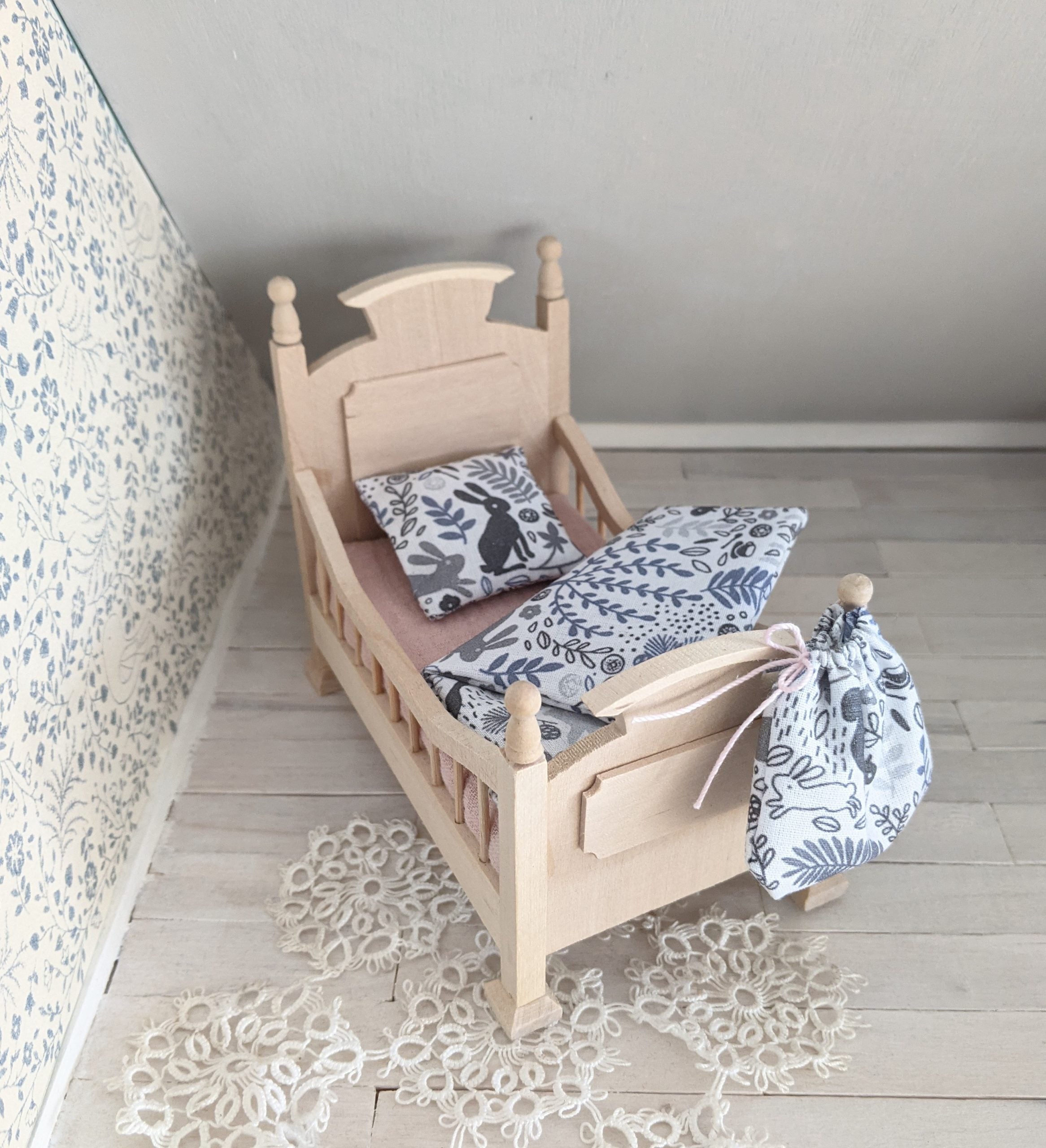 Bedje compleet met beddengoed en pyjamazakje (voor michelle)