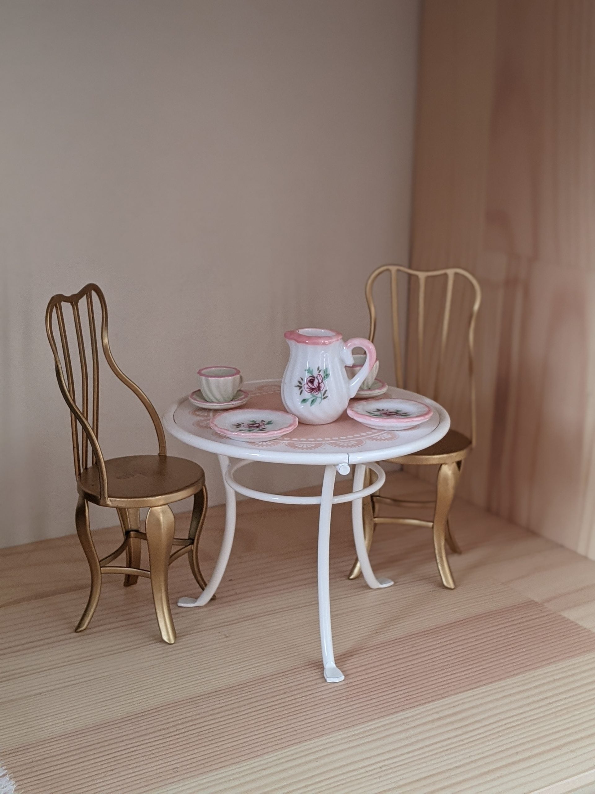 Modern ingericht poppenhuis compleet inclusief Maileg