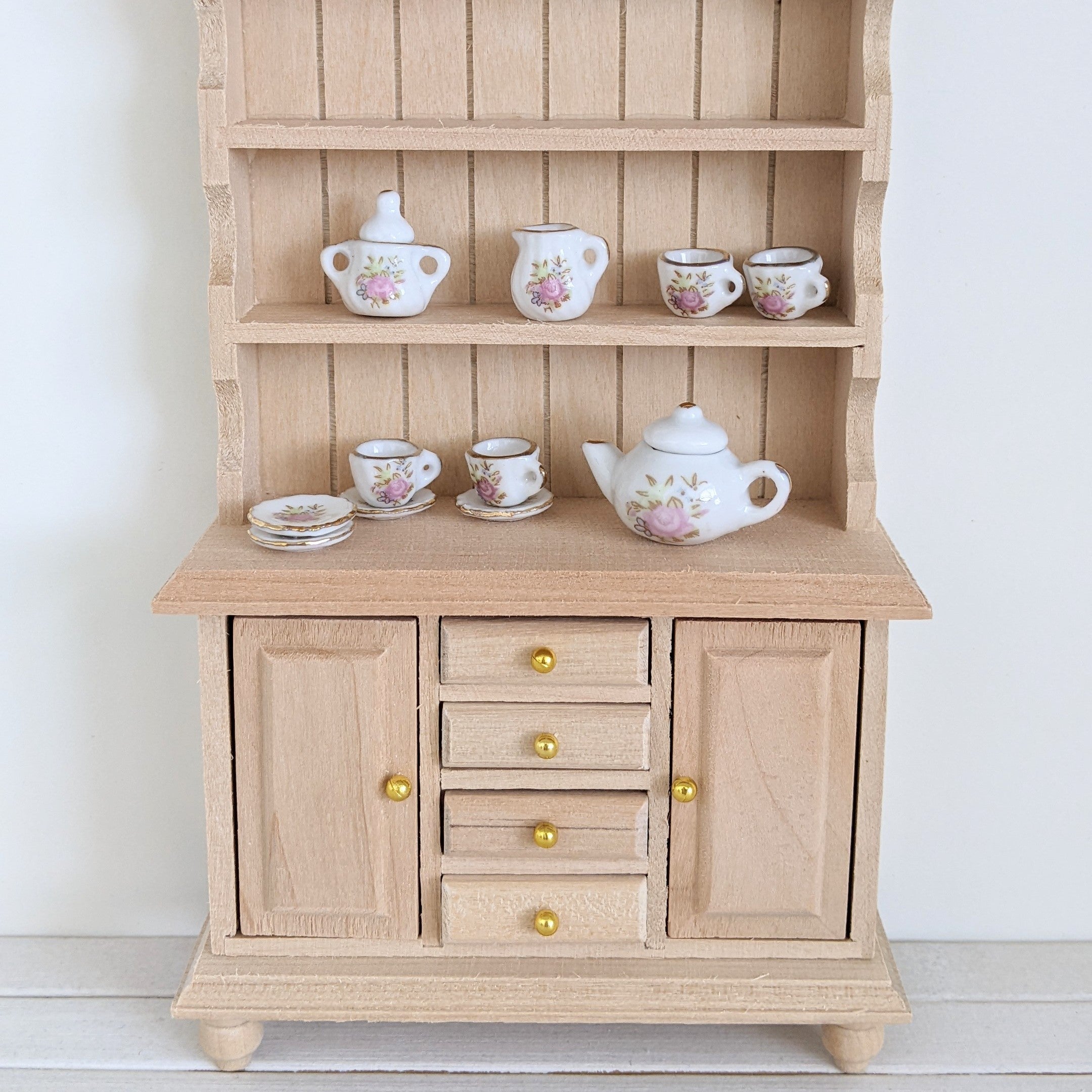 Servies wit met lief bloemetje en gouden randje