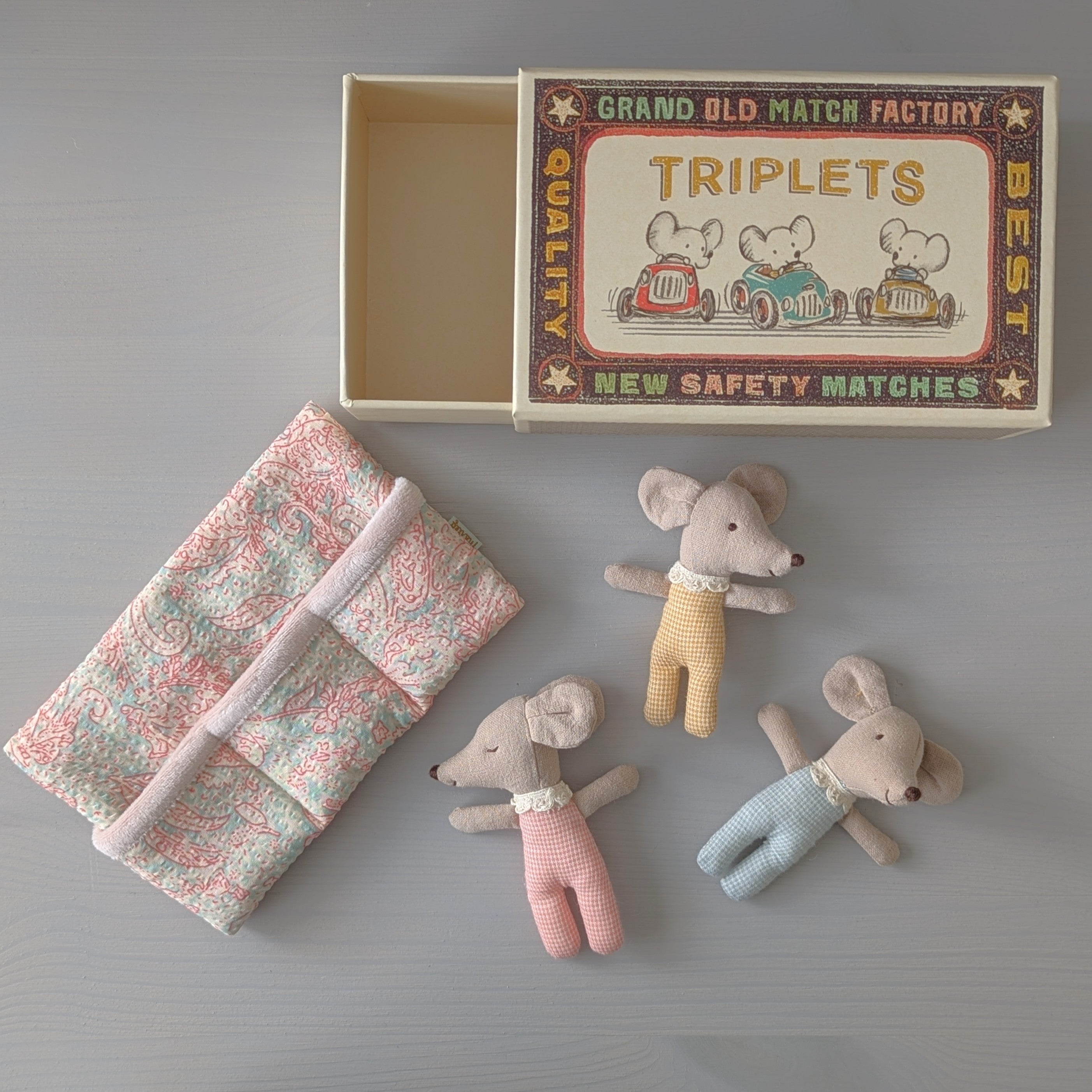 Maileg baby muis in doosje, drieling geruit