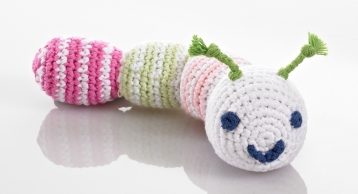 Pebble rammelaar rups roze en pastel gehaakt.