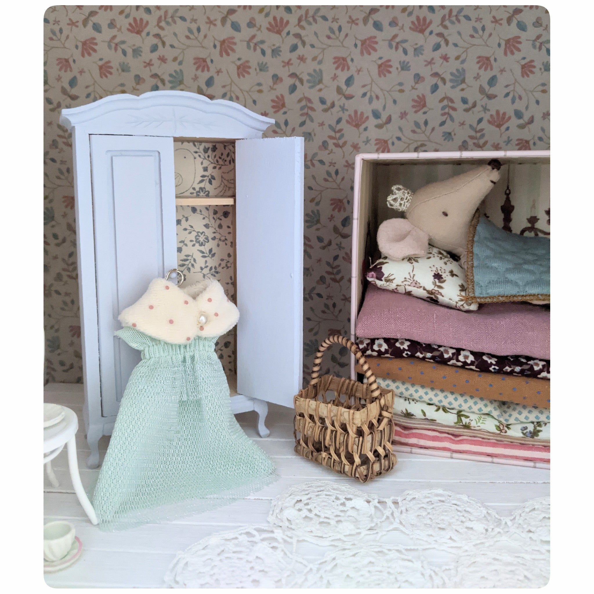 Kast op pootjes naturel