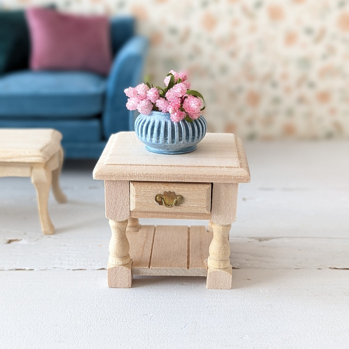 Miniatuur geribbelde vaas met bloemen