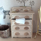 Miniatuur ladekast met schelpgrepen