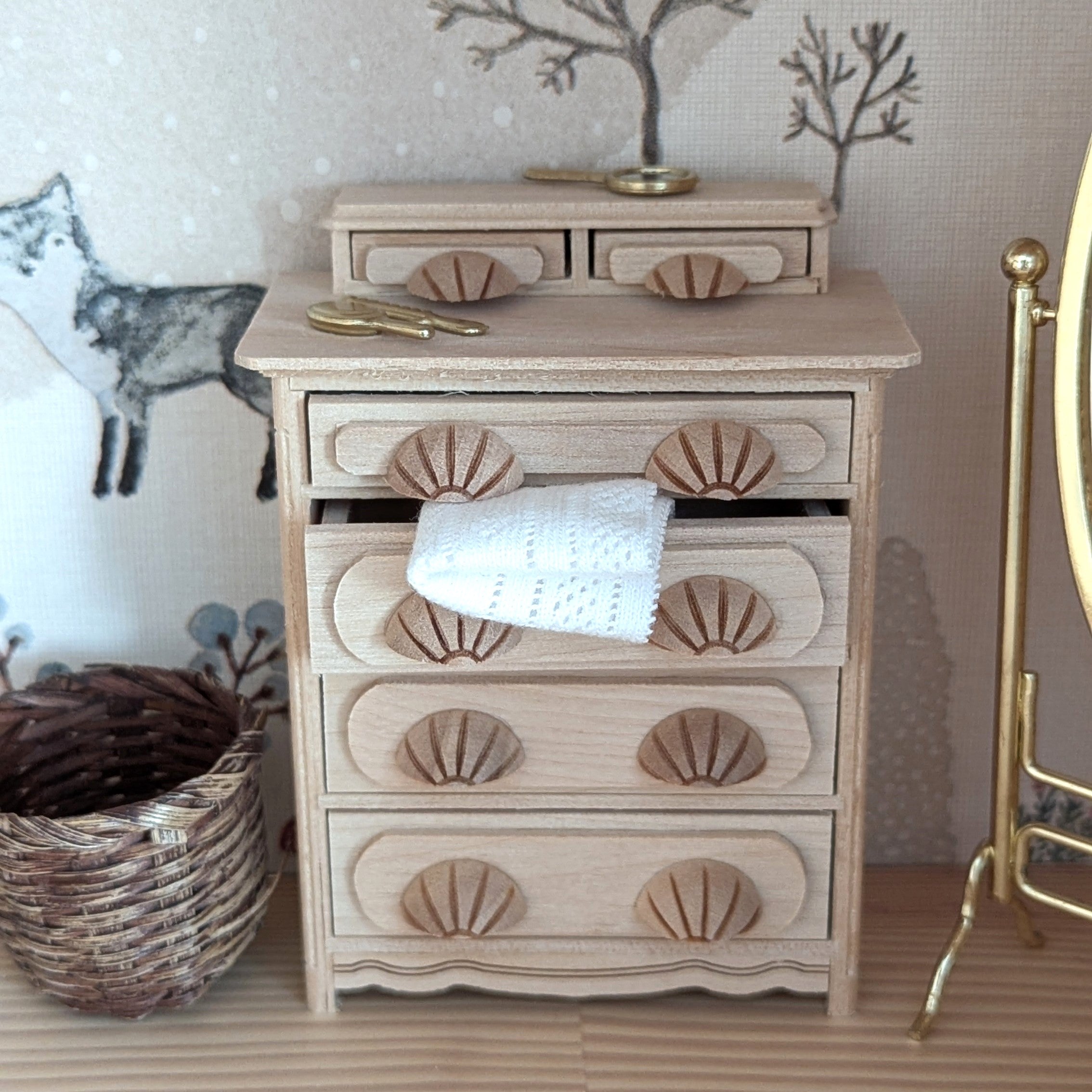 Miniatuur ladekast met schelpgrepen