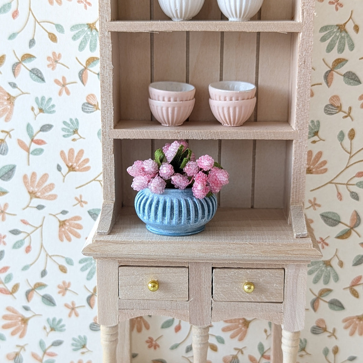 Miniatuur geribbelde vaas met bloemen