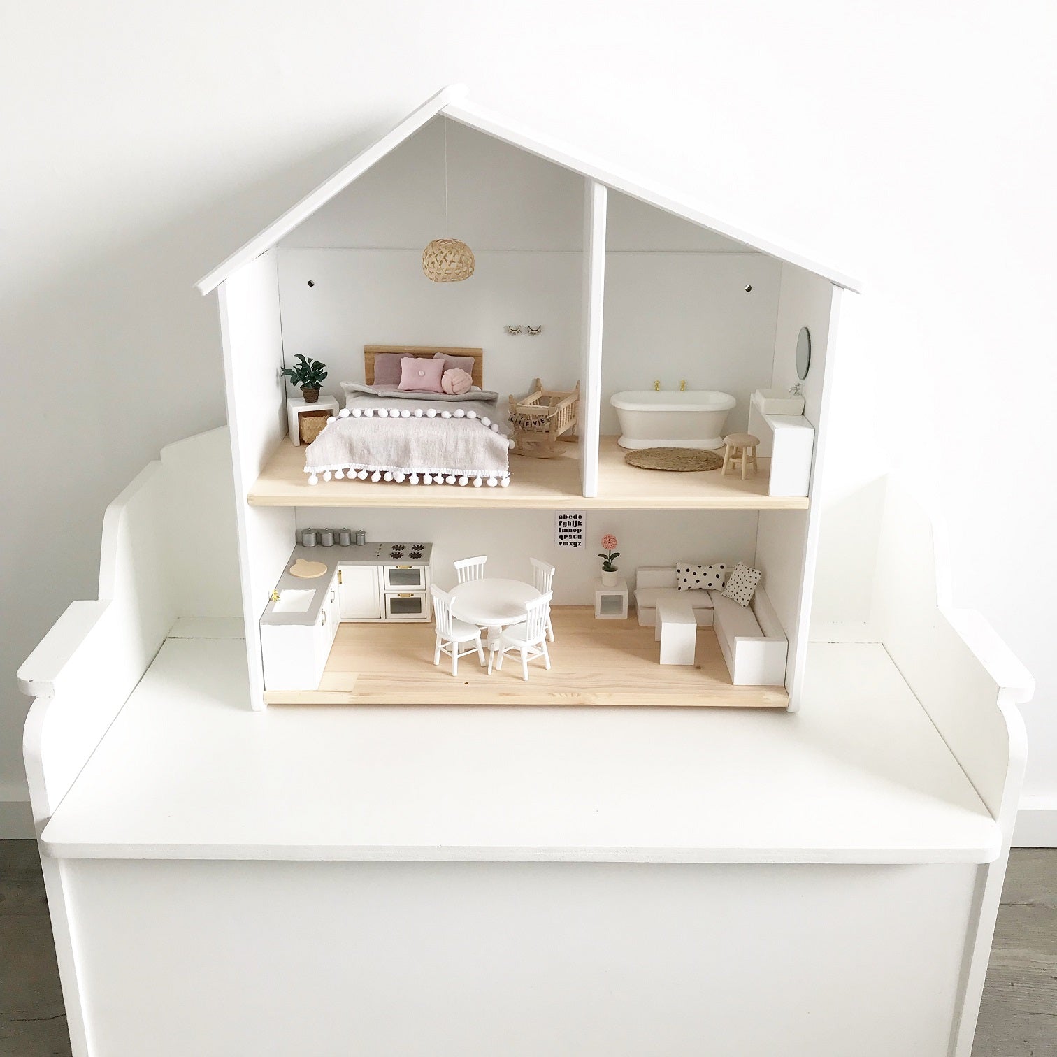 Modern compleet ingericht poppenhuis