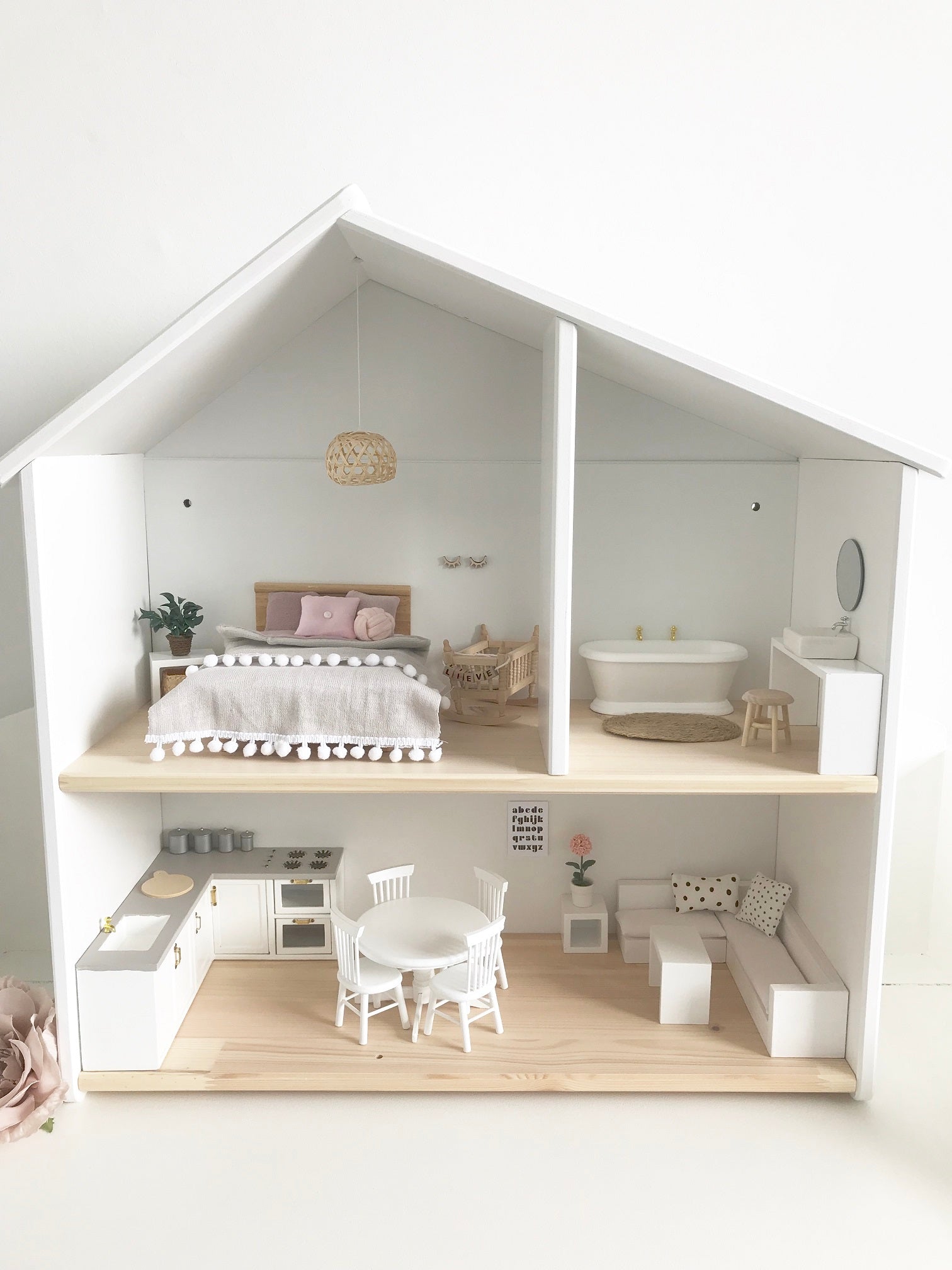 Modern compleet ingericht poppenhuis