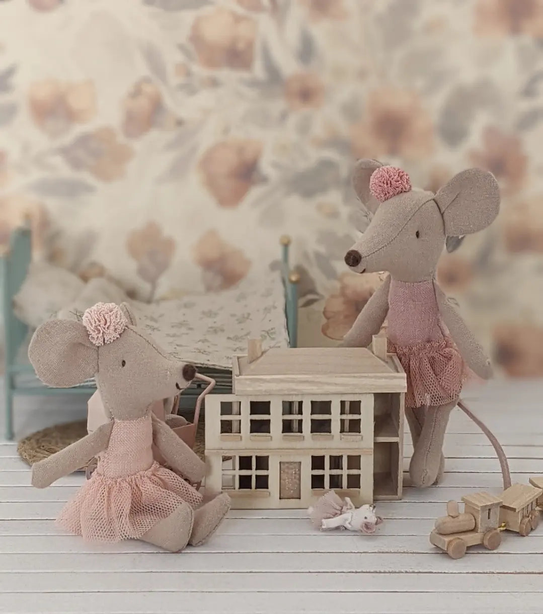 Miniatuur poppenhuis voor het poppenhuis hout