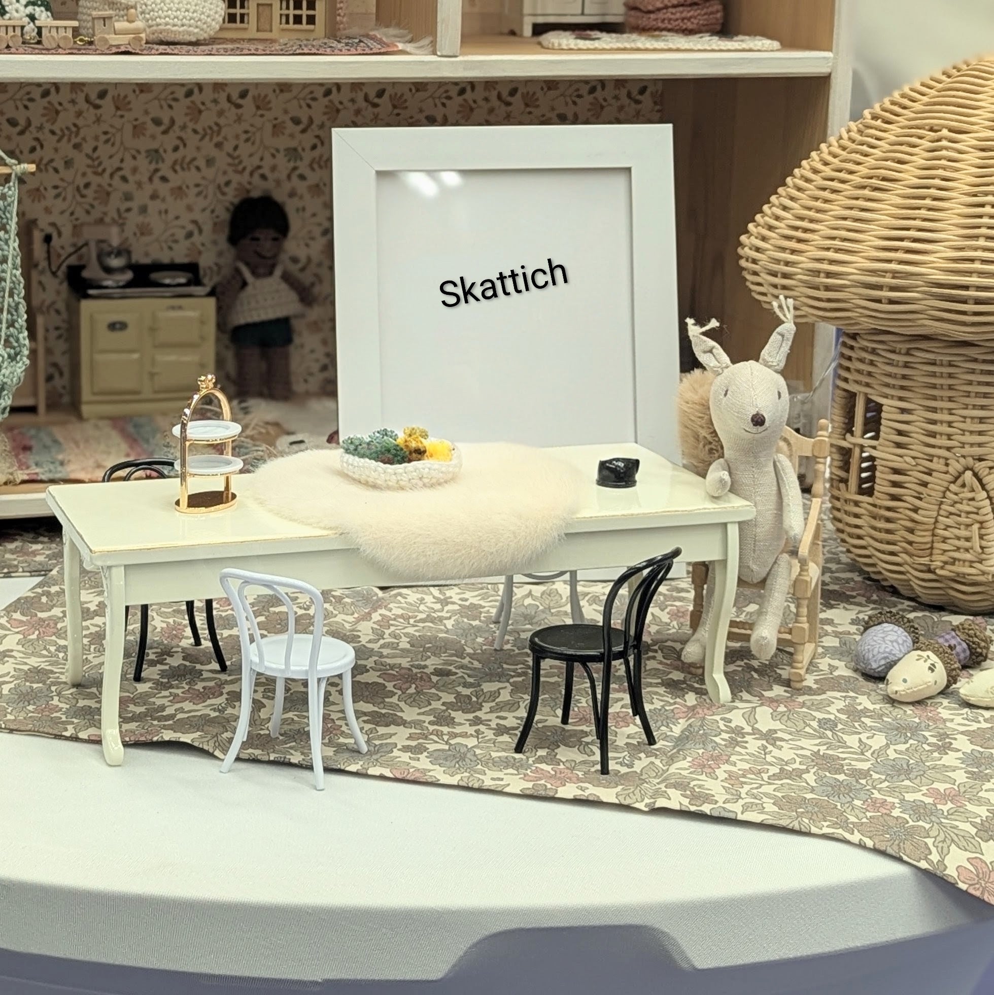 Schattig eekhoorntje aan tafel voor poppenhuis