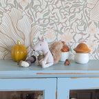 Schattig eekhoorntje op kastje voor poppenhuis