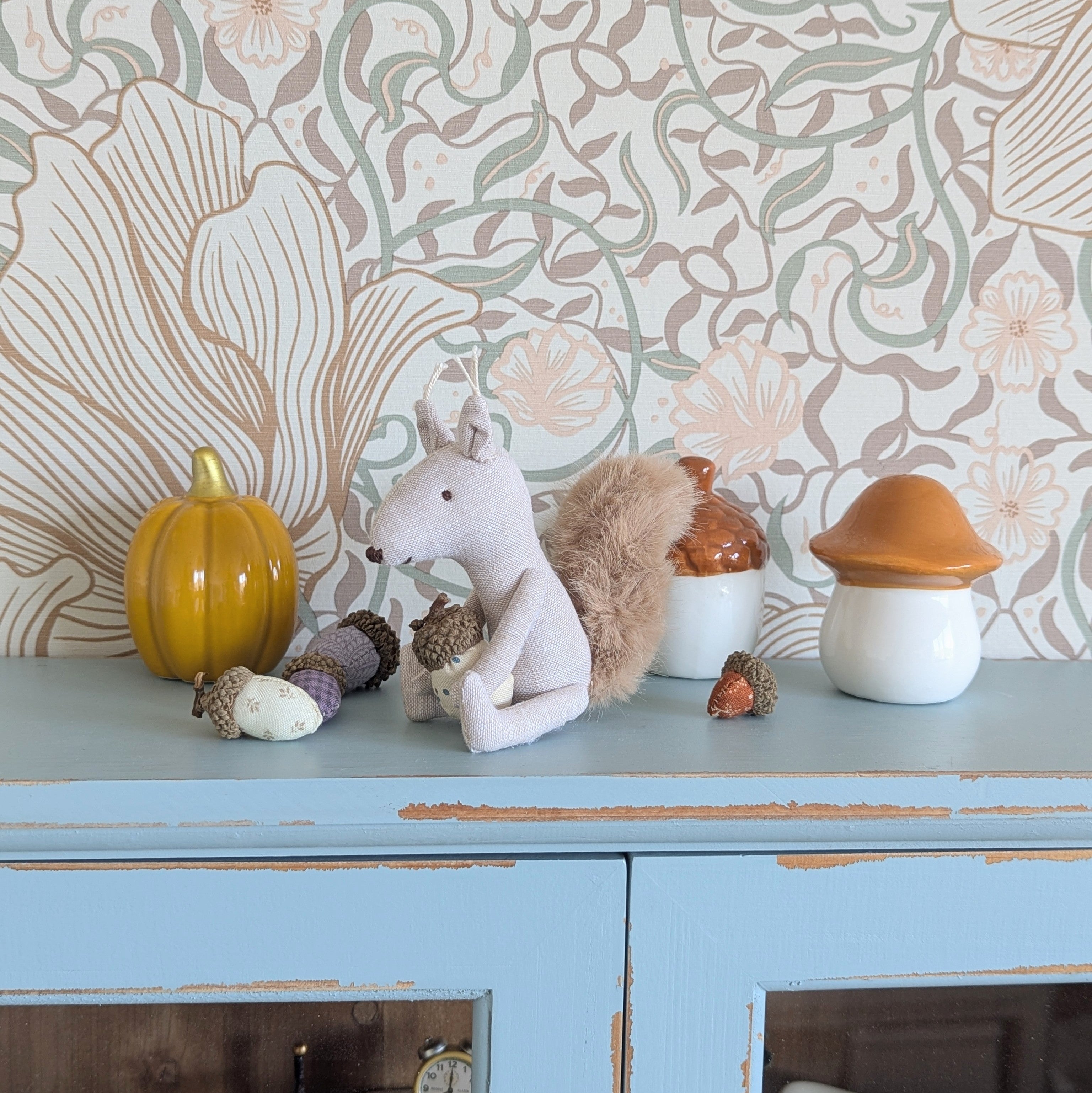 Schattig eekhoorntje op kastje voor poppenhuis