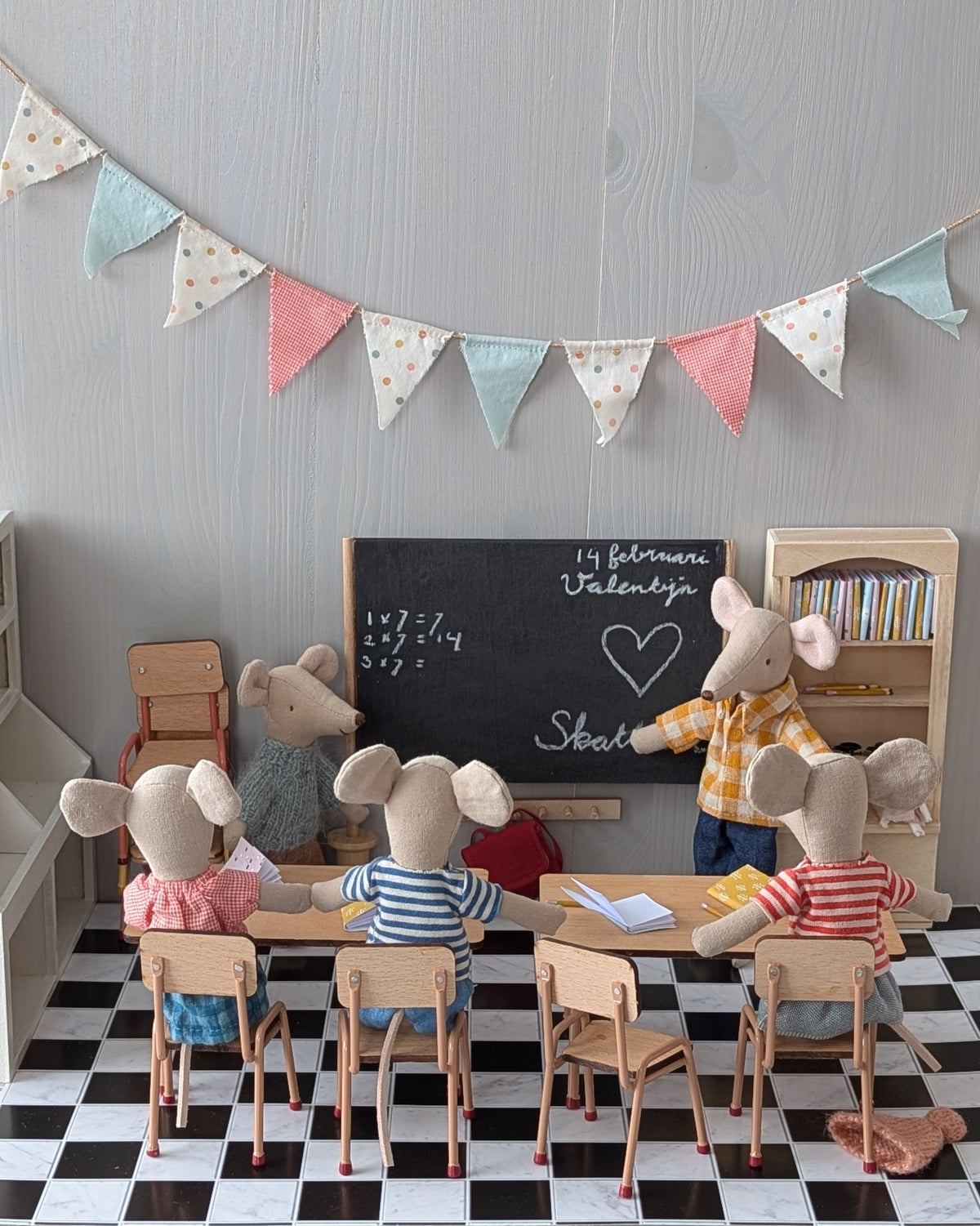 Miniatuur 'schooltijd' set schriften, potloden, schaar handgemaakt