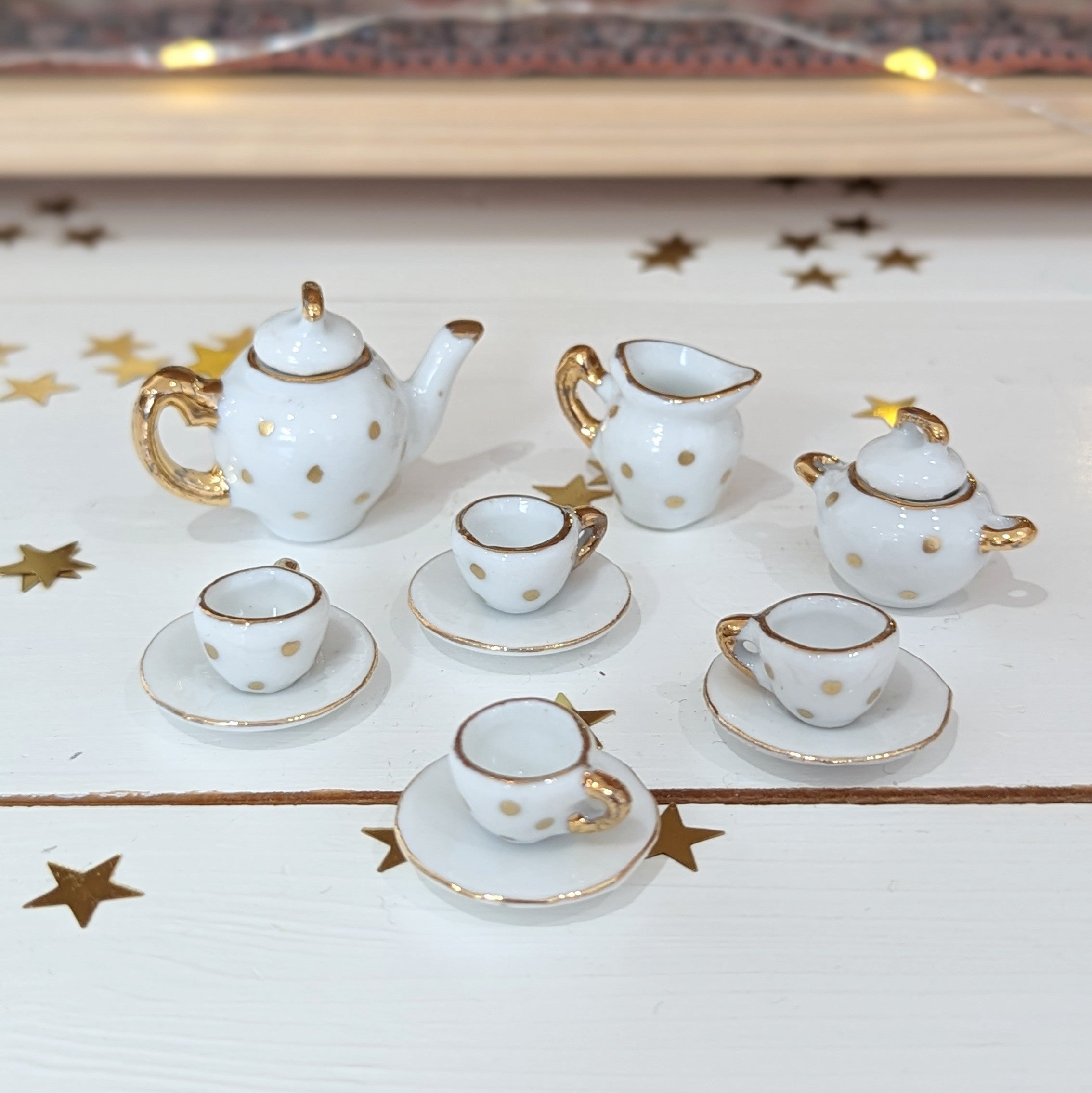 Thee servies, wit met gouden stipjes
