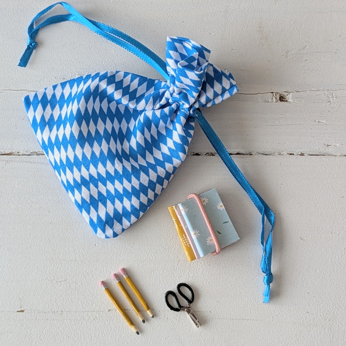 Miniatuur 'schooltijd' set schriften, potloden, schaar handgemaakt