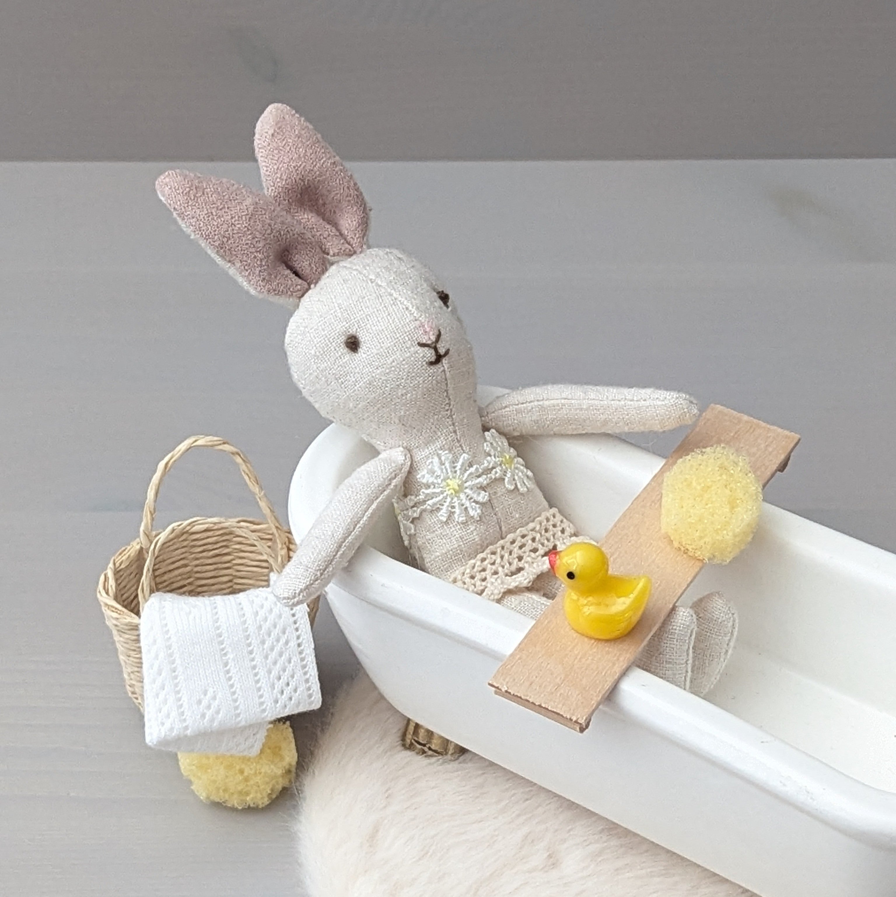 Skattich badplankje met sponsjes badeendje handdoek voor in of bij miniatuur bad poppenhuis