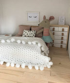 *Sprei met pompoms voor het poppenhuis