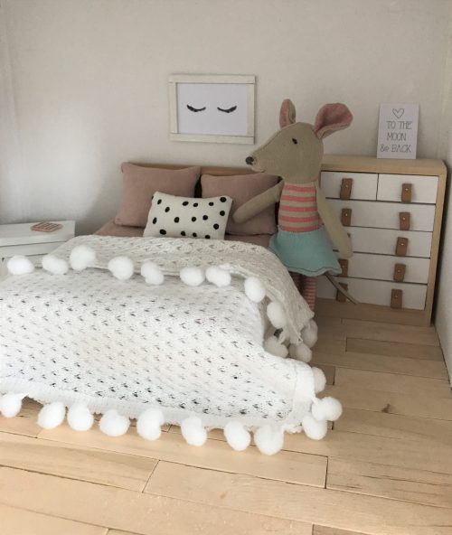 *Sprei met pompoms voor het poppenhuis