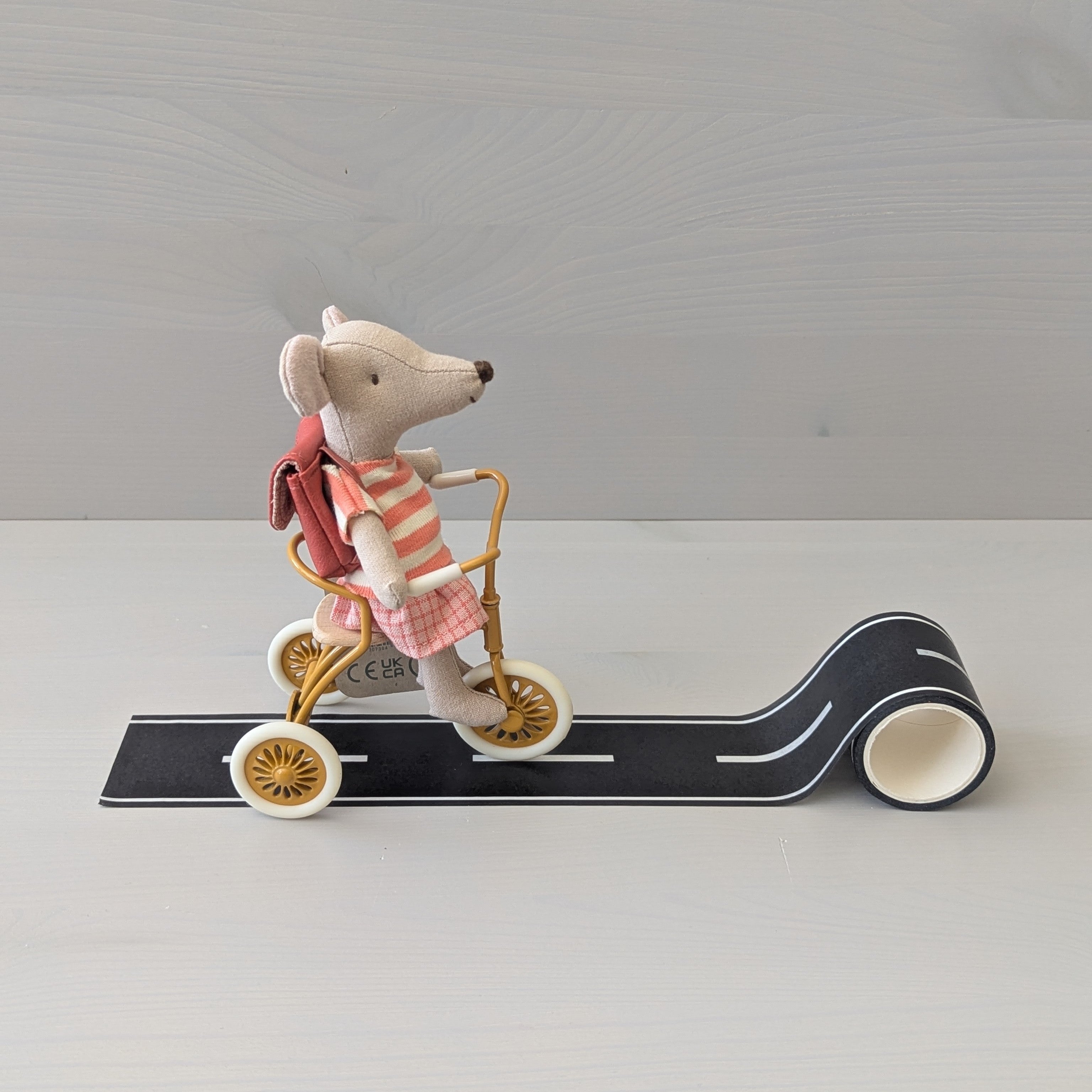 Straat_voor_Maileg_driewieler_fiets_auto