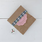 Witte taart op taartschaal